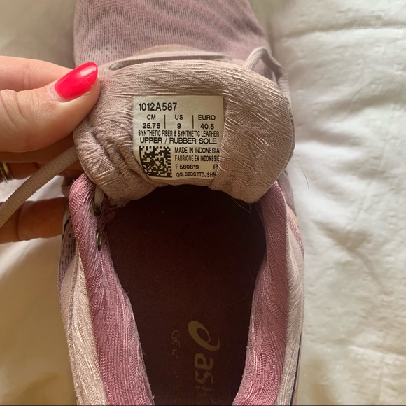 Women’s ASICS. Size 9. - Picture 3 of 7